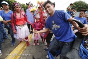 Miles de fieles acompañan a Santo Domingo en su regreso a Las Sierritas