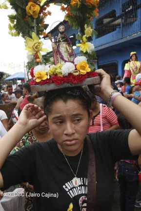 Miles de fieles acompañan a Santo Domingo en su regreso a Las Sierritas