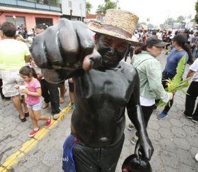 Miles de fieles acompañan a Santo Domingo en su regreso a Las Sierritas