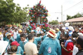 Miles de fieles acompañan a Santo Domingo en su regreso a Las Sierritas