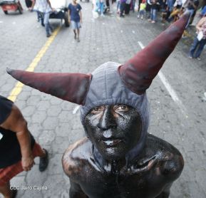 Miles de fieles acompañan a Santo Domingo en su regreso a Las Sierritas