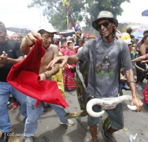 Miles de fieles acompañan a Santo Domingo en su regreso a Las Sierritas