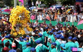 Miles de fieles acompañan a Santo Domingo en su regreso a Las Sierritas