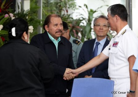 Daniel y Rosario otorgan orden "Ejército de Nicaragua” a Ministro de Defensa de Taiwán