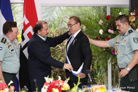 Daniel y Rosario otorgan orden "Ejército de Nicaragua” a Ministro de Defensa de Taiwán
