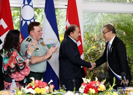 Daniel y Rosario otorgan orden "Ejército de Nicaragua” a Ministro de Defensa de Taiwán