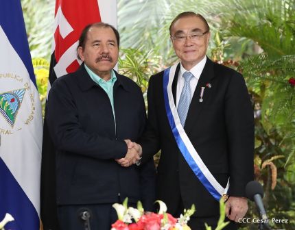 Daniel y Rosario otorgan orden "Ejército de Nicaragua” a Ministro de Defensa de Taiwán