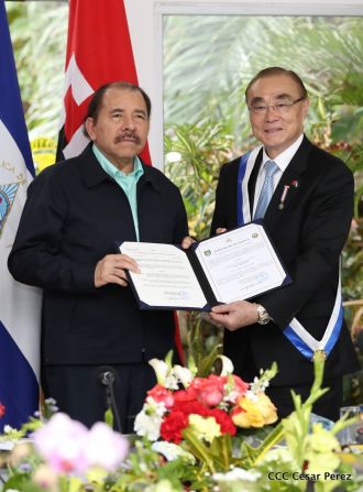 Daniel y Rosario otorgan orden "Ejército de Nicaragua” a Ministro de Defensa de Taiwán