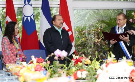 Daniel y Rosario otorgan orden "Ejército de Nicaragua” a Ministro de Defensa de Taiwán
