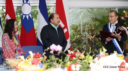 Daniel y Rosario otorgan orden "Ejército de Nicaragua” a Ministro de Defensa de Taiwán