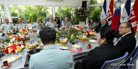 Daniel y Rosario otorgan orden "Ejército de Nicaragua” a Ministro de Defensa de Taiwán