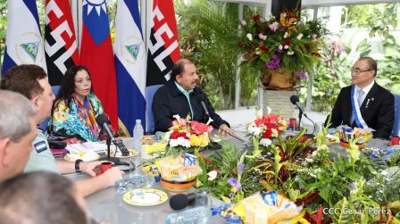 Daniel y Rosario otorgan orden "Ejército de Nicaragua” a Ministro de Defensa de Taiwán