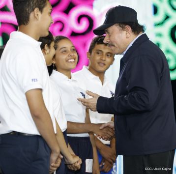 Antorcha Centroamericana es recibida por Daniel y Rosario