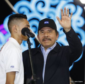 Antorcha Centroamericana es recibida por Daniel y Rosario