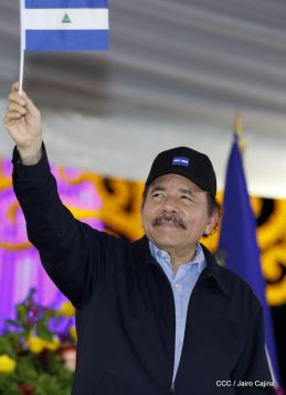 Antorcha Centroamericana es recibida por Daniel y Rosario