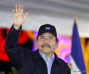 Antorcha Centroamericana es recibida por Daniel y Rosario