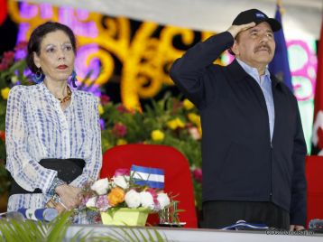 Antorcha Centroamericana es recibida por Daniel y Rosario