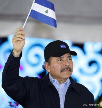 Antorcha Centroamericana es recibida por Daniel y Rosario