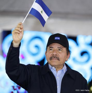 Antorcha Centroamericana es recibida por Daniel y Rosario