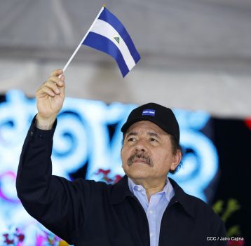 Antorcha Centroamericana es recibida por Daniel y Rosario