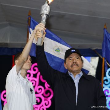 Antorcha Centroamericana es recibida por Daniel y Rosario