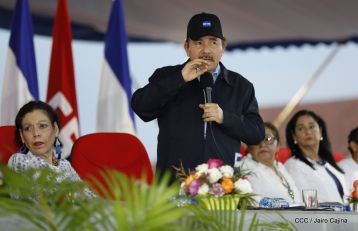 Antorcha Centroamericana es recibida por Daniel y Rosario