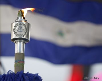 Antorcha Centroamericana es recibida por Daniel y Rosario