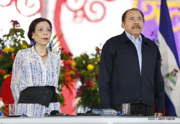 Antorcha Centroamericana es recibida por Daniel y Rosario