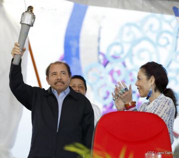 Antorcha Centroamericana es recibida por Daniel y Rosario