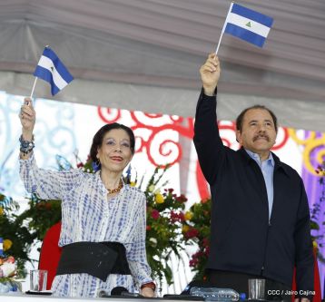 Antorcha Centroamericana es recibida por Daniel y Rosario