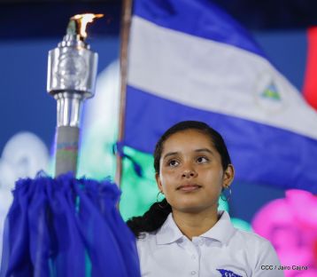 Antorcha Centroamericana es recibida por Daniel y Rosario