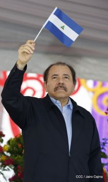 Antorcha Centroamericana es recibida por Daniel y Rosario