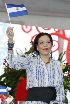 Antorcha Centroamericana es recibida por Daniel y Rosario