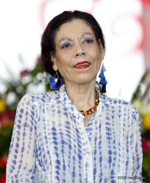 Antorcha Centroamericana es recibida por Daniel y Rosario