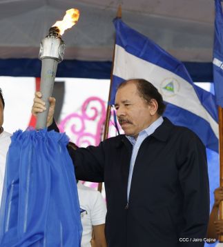 Antorcha Centroamericana es recibida por Daniel y Rosario