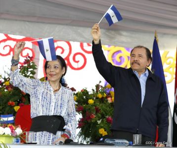 Antorcha Centroamericana es recibida por Daniel y Rosario