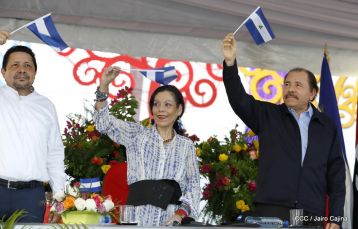 Antorcha Centroamericana es recibida por Daniel y Rosario