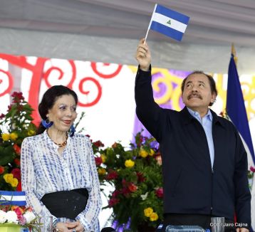 Antorcha Centroamericana es recibida por Daniel y Rosario