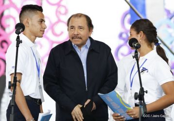 Antorcha Centroamericana es recibida por Daniel y Rosario