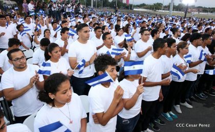 Antorcha Centroamericana es recibida por Daniel y Rosario