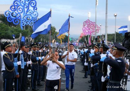 Antorcha Centroamericana es recibida por Daniel y Rosario