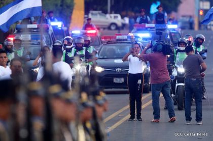Antorcha Centroamericana es recibida por Daniel y Rosario