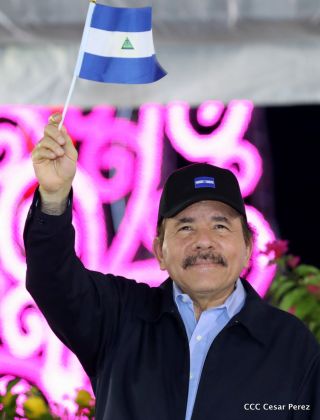 Antorcha Centroamericana es recibida por Daniel y Rosario