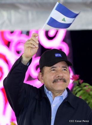 Antorcha Centroamericana es recibida por Daniel y Rosario