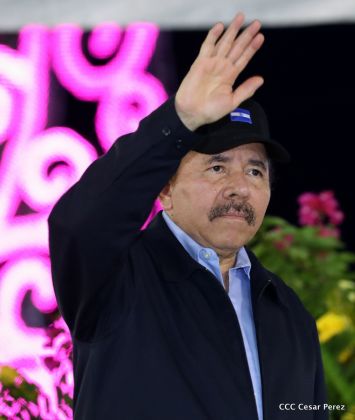 Antorcha Centroamericana es recibida por Daniel y Rosario