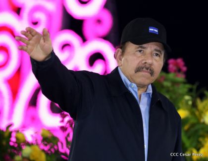 Antorcha Centroamericana es recibida por Daniel y Rosario