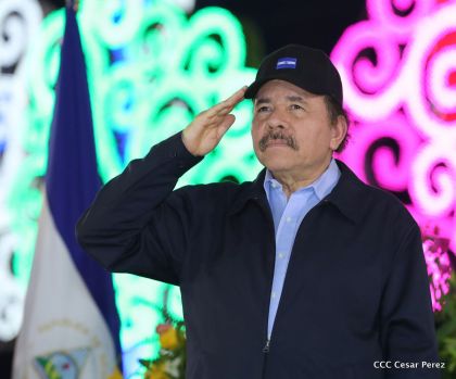 Antorcha Centroamericana es recibida por Daniel y Rosario