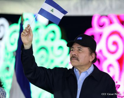 Antorcha Centroamericana es recibida por Daniel y Rosario