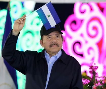 Antorcha Centroamericana es recibida por Daniel y Rosario