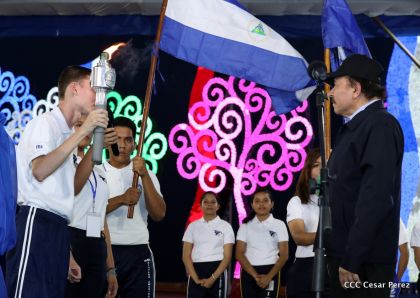 Antorcha Centroamericana es recibida por Daniel y Rosario